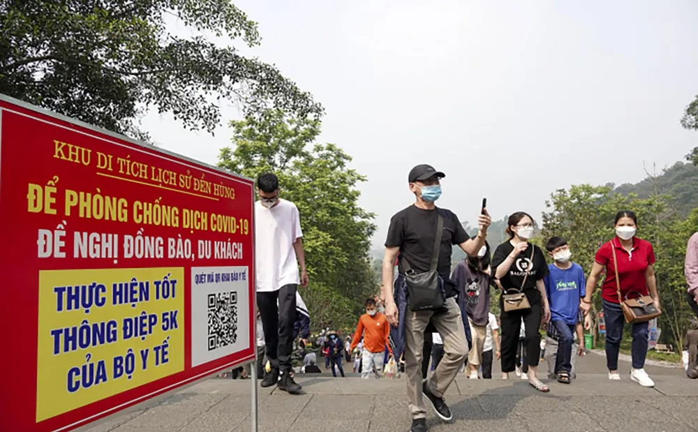 Các biển yêu cầu thực hiện tốt thông điệp 5K bộ y tế được đặt ngay trên đường lên núi Nghĩa Lĩnh. Lực lượng chức năng có mặt tại nhiều vị trí để nhắc nhở, hướng dẫn người dân đeo khẩu trang, đảm bảo an toàn, trật tự. Các biển yêu cầu thực hiện tốt thông điệp 5K bộ y tế được đặt ngay trên đường lên núi Nghĩa Lĩnh. Lực lượng chức năng có mặt tại nhiều vị trí để nhắc nhở, hướng dẫn người dân đeo khẩu trang, đảm bảo an toàn, trật tự.