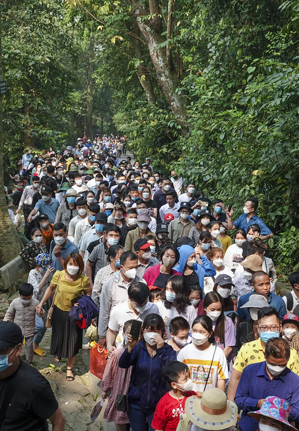 Hàng vạn người dân từ khắp nơi trên cả nước đã hành hương về đền Hùng để làm lễ, khiến đường lên núi Nghĩa Lĩnh luôn trong tình trạng tắc nghẽn. Hàng vạn người dân từ khắp nơi trên cả nước đã hành hương về đền Hùng để làm lễ, khiến đường lên núi Nghĩa Lĩnh luôn trong tình trạng tắc nghẽn.