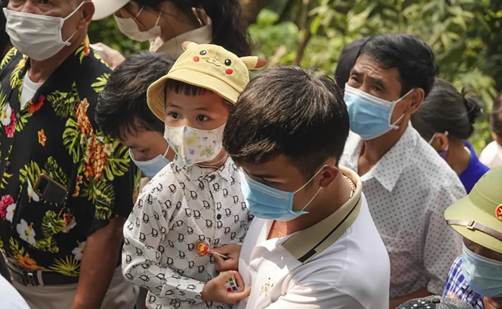 Nhiều người bồng bế con nhỏ để lên đền Hùng làm lễ dâng hương. Nhiều người bồng bế con nhỏ để lên đền Hùng làm lễ dâng hương.