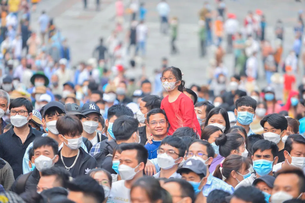 Người dân, du khách sẽ được phân ra từng nhóm để di chuyển lên núi dâng hương.