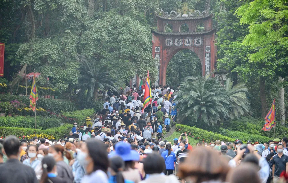 Sau buổi lễ, mọi hoạt động diễn ra bình thường. Người dân tiếp tục lên núi Nghĩa Lĩnh để dâng hương, tỏ lòng thành kính, tưởng nhớ công đức các Vua Hùng và các bậc tiền nhân.