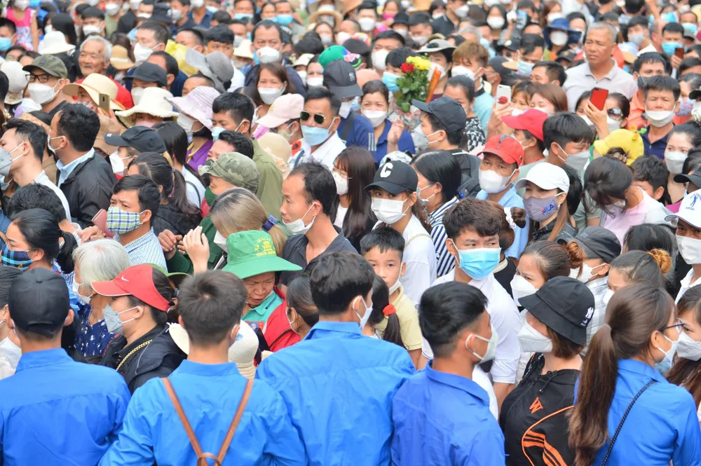 Từ sáng sớm, hàng vạn người dân đã kéo về đây chờ đợi lên phía trên để làm lễ, tham quan...