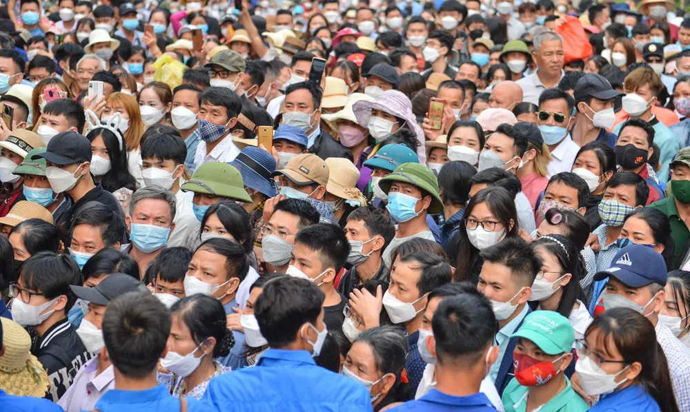 Cảnh chen chúc dưới chân núi Nghĩa Lĩnh, nhiều người tỏ vẻ khá mệt mỏi.