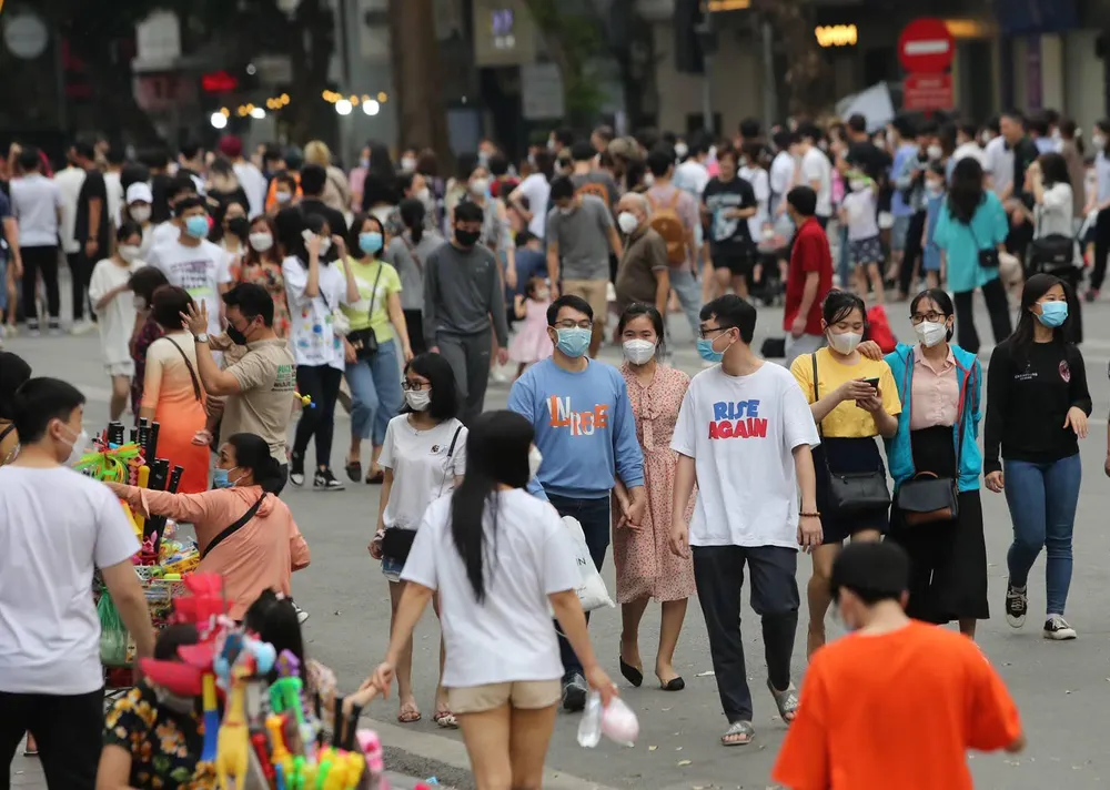 Dịp nghỉ lễ mùng 10-3, nhiều người dân Hà Nội đã đưa người thân của mình tới phố đi bộ ven bờ hồ Gươm để đi dạo.