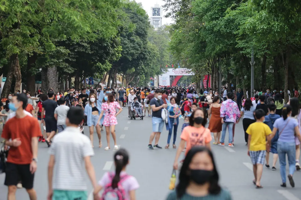 Chị Thúy (ở Hoài Đức, Hà Nội) chia sẻ: &quot;Nhân ngày nghỉ thì tôi cũng tranh thủ đưa các em, các cháu lên đây chơi, thư giãn và trải nghiệm các trò chơi dân gian sau những ngày đi học&quot;.