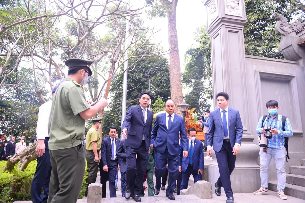 Chủ tịch nước Nguyễn Xuân Phúc cùng lãnh đạo Đảng, Nhà nước dâng hương tưởng niệm các Vua Hùng tại Khu Di tích lịch sử Quốc gia đặc biệt Đền Hùng (Phú Thọ) trong ngày Giỗ Tổ Hùng Vương. Chủ tịch nước Nguyễn Xuân Phúc cùng lãnh đạo Đảng, Nhà nước dâng hương tưởng niệm các Vua Hùng tại Khu Di tích lịch sử Quốc gia đặc biệt Đền Hùng (Phú Thọ) trong ngày Giỗ Tổ Hùng Vương.