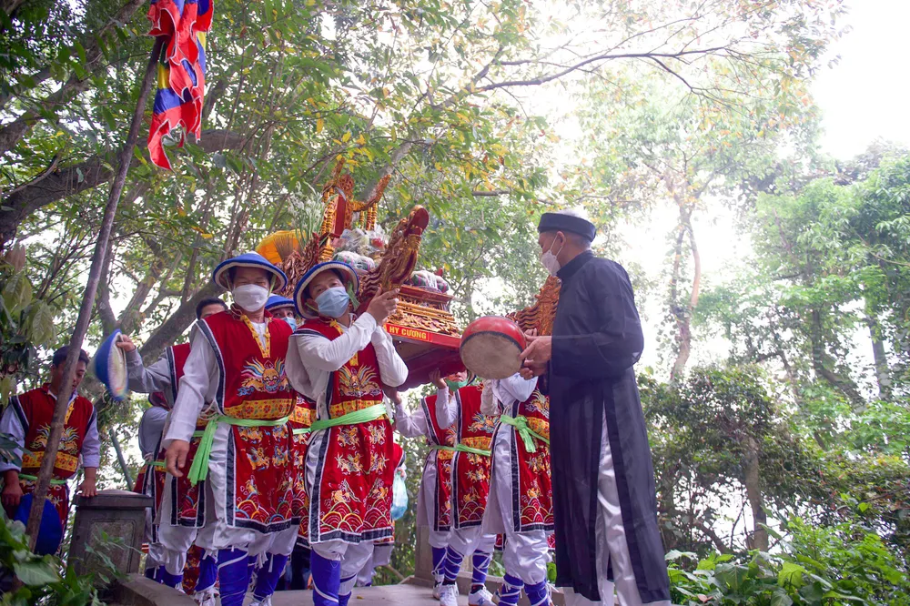 Đại diện khu di tích cho biết: "Lễ hội năm nay ở trong giai đoạn bình thường mới sau dịch Covid-19 nên chúng tôi đã tích cực tham mưu với UBND tỉnh Phú Thọ và phối hợp với các ban ngành xây dựng phương án thuận lợi, an toàn nhất cho người dân. Đặc biệt là phương án phân luồng giao thông, tránh tập trung đông người. Dù đã kiểm soát được dịch bệnh nhưng chúng tôi cũng phối hợp với ngành y tế phun thuốc tiêu độc khử khuẩn ở các vị trí hành lễ, đồng thời tuyên truyền, phát khẩu trang miễn phí cho người dân, đề phòng dịch bệnh có thể bùng phát trở lại". Đại diện khu di tích cho biết: "Lễ hội năm nay ở trong giai đoạn bình thường mới sau dịch Covid-19 nên chúng tôi đã tích cực tham mưu với UBND tỉnh Phú Thọ và phối hợp với các ban ngành xây dựng phương án thuận lợi, an toàn nhất cho người dân. Đặc biệt là phương án phân luồng giao thông, tránh tập trung đông người. Dù đã kiểm soát được dịch bệnh nhưng chúng tôi cũng phối hợp với ngành y tế phun thuốc tiêu độc khử khuẩn ở các vị trí hành lễ, đồng thời tuyên truyền, phát khẩu trang miễn phí cho người dân, đề phòng dịch bệnh có thể bùng phát trở lại".