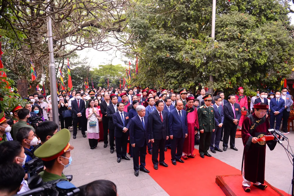 Chủ tịch UBND tỉnh Phú Thọ đọc Chúc văn khẳng định ý nghĩa to lớn của ngày Giỗ Tổ Hùng Vương. Ca ngợi, khắc ghi công đức, công lao trời biển của các Vua Hùng. Ca ngợi tinh thần quật khởi, kiên cường của các bậc tiền nhân đã không tiếc xương máu đánh đuổi giặc ngoại xâm, gìn giữ đất nước và tinh thần anh dũng của toàn quân, toàn dân trong các cuộc kháng chiến giành độc lập, tự do của Tổ quốc. Chủ tịch UBND tỉnh Phú Thọ đọc Chúc văn khẳng định ý nghĩa to lớn của ngày Giỗ Tổ Hùng Vương. Ca ngợi, khắc ghi công đức, công lao trời biển của các Vua Hùng. Ca ngợi tinh thần quật khởi, kiên cường của các bậc tiền nhân đã không tiếc xương máu đánh đuổi giặc ngoại xâm, gìn giữ đất nước và tinh thần anh dũng của toàn quân, toàn dân trong các cuộc kháng chiến giành độc lập, tự do của Tổ quốc.