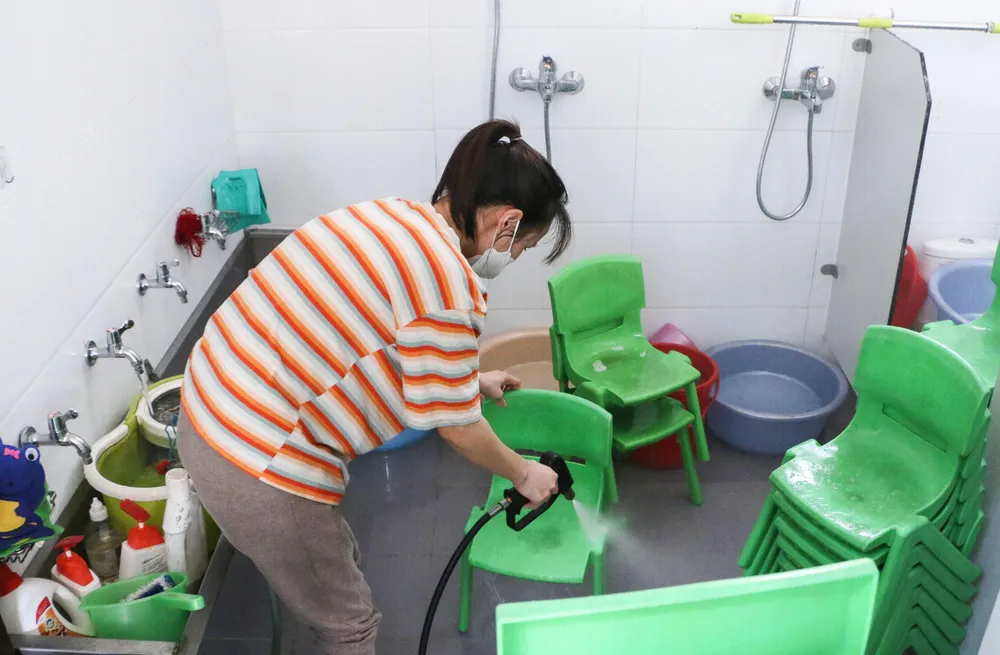 Bàn ghế được rửa vệ sinh kỹ lưỡng trước khi trẻ bước chân tới trường.