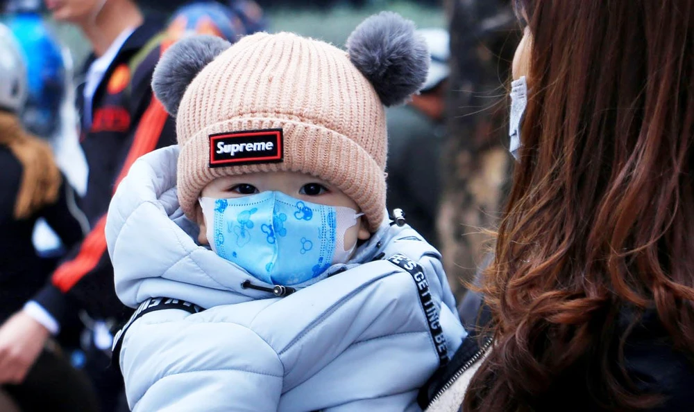 Nhiều phụ huynh lo lắng khi lần đầu tiên cho trẻ tới trường. Ảnh PHI HÙNG