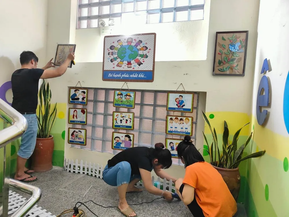 Giáo viên và phụ huynh cùng chung tay sửa sang lại cơ sở vật chất nhà trường.