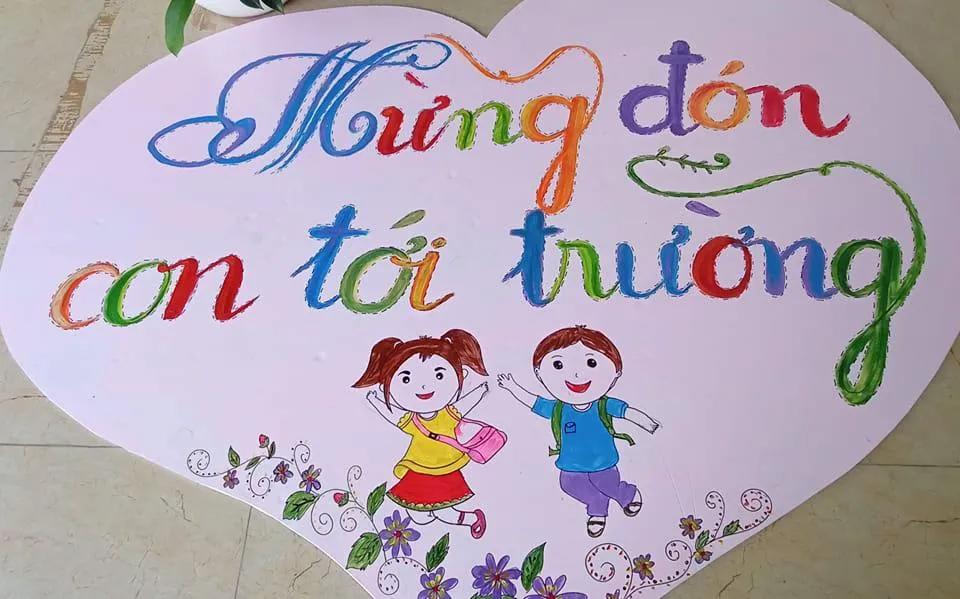 Bức tranh ngộ nghĩnh mang theo thông điệp chào đón các em tới trường của các cô giáo.