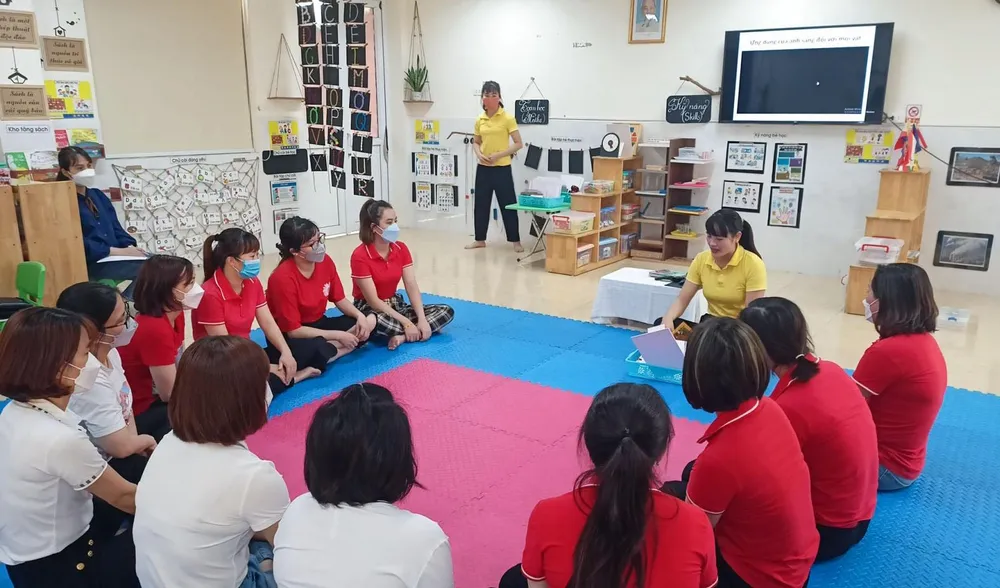 Còn đây là buổi sinh hoạt chuyên môn của giáo viên Trường Mầm non Ngô Thì Nhậm, quận Hà Đông, TP Hà Nội. Các giáo viên được tập huấn kỹ cho giáo viên về các phương án khi đón trẻ đi học lại từ ngày 13-4 tới.