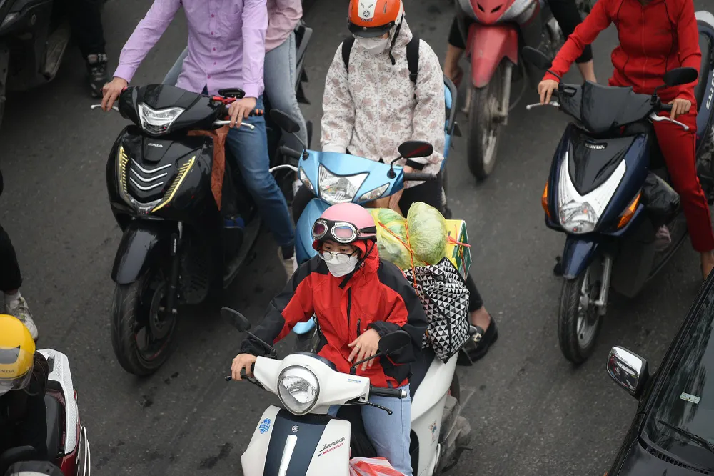 Nhiều người lỉnh kỉnh đồ đạc, chen chúc từng chút một trên các tuyến phố.