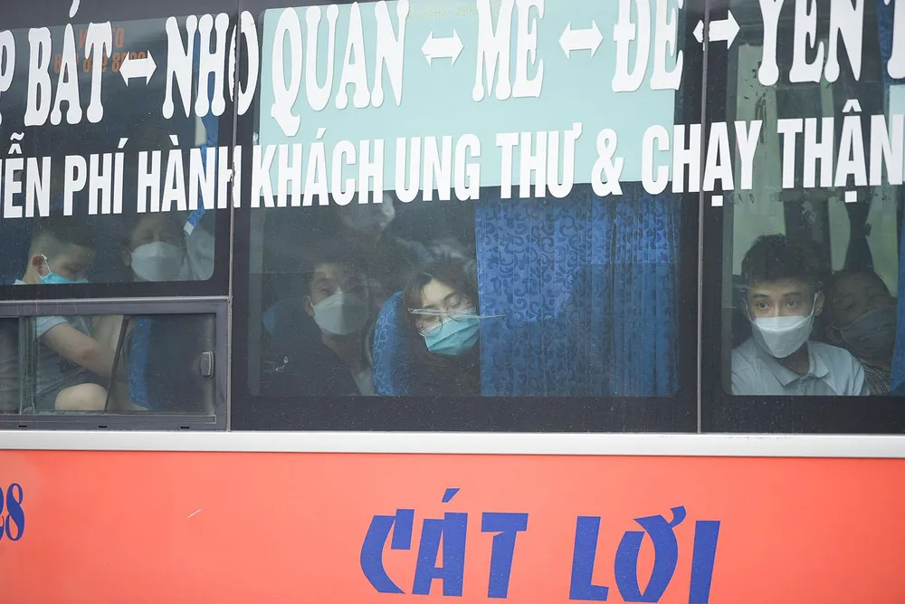 Sau dịp nghỉ lễ giỗ Tổ, 10-3, nhiều người đã lựa chọn các phương tiện khác nhau để trở về Thủ đô.