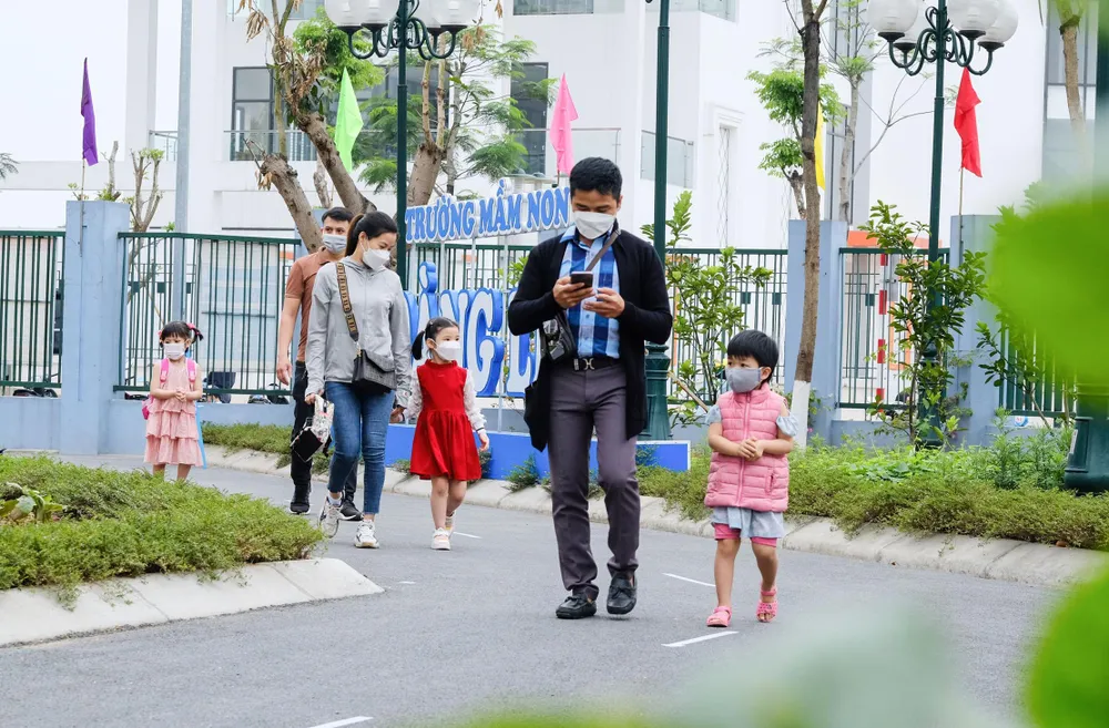 Ghi nhận tại Trường mầm non Hoàng Liệt, thuộc quận Hoàng Mai, TP Hà Nội, ngay từ sáng sớm nhiều bậc phụ huynh đã đưa con em mình trở lại trường sau thời gian dài nghỉ dịch.