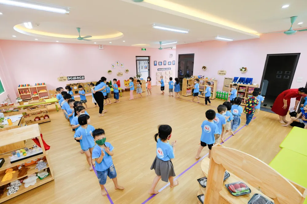 Thống kê của Sở GD&amp;ĐTHà Nội cho thấy, toàn thành phố có gần 540.000 trẻ mầm non, tỷ lệ đăng ký trở lại trường từ ngày 13-4 đạt 80%. Báo cáo từ các phòng GD&amp;ĐT tạo cho biết, trong dịp nghỉ lễ vừa qua, nhiều nhà trường, nhóm lớp đã rà soát, hoàn thiện các điều kiện để sẵn sàng đón trẻ trở lại trường.