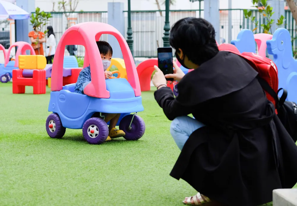 Nhiều phụ huynh lưu lại những tấm hình ngộ nghĩnh, đáng yêu của con mình trong ngày đầu tiên tới trường.