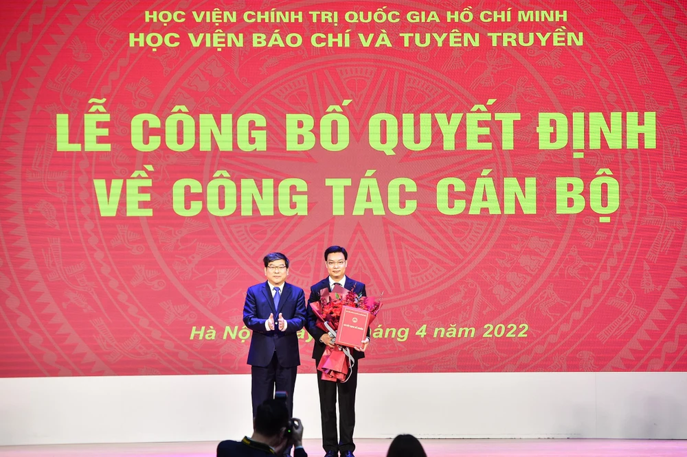 PGS.TS Nguyễn Duy Bắc, Phó Giám đốc thường trực Học viện Chính trị quốc gia Hồ Chí Minh trao quyết định cho ông Trần Thanh Giang. Ảnh: PH