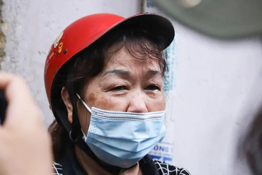 Bà Chử Kim Oanh rơi nước mắt khi kể về hoàn cảnh của gia đình chị dâu mình. Ảnh: PHI HÙNG Bà Chử Kim Oanh rơi nước mắt khi kể về hoàn cảnh của gia đình chị dâu mình. Ảnh: PHI HÙNG