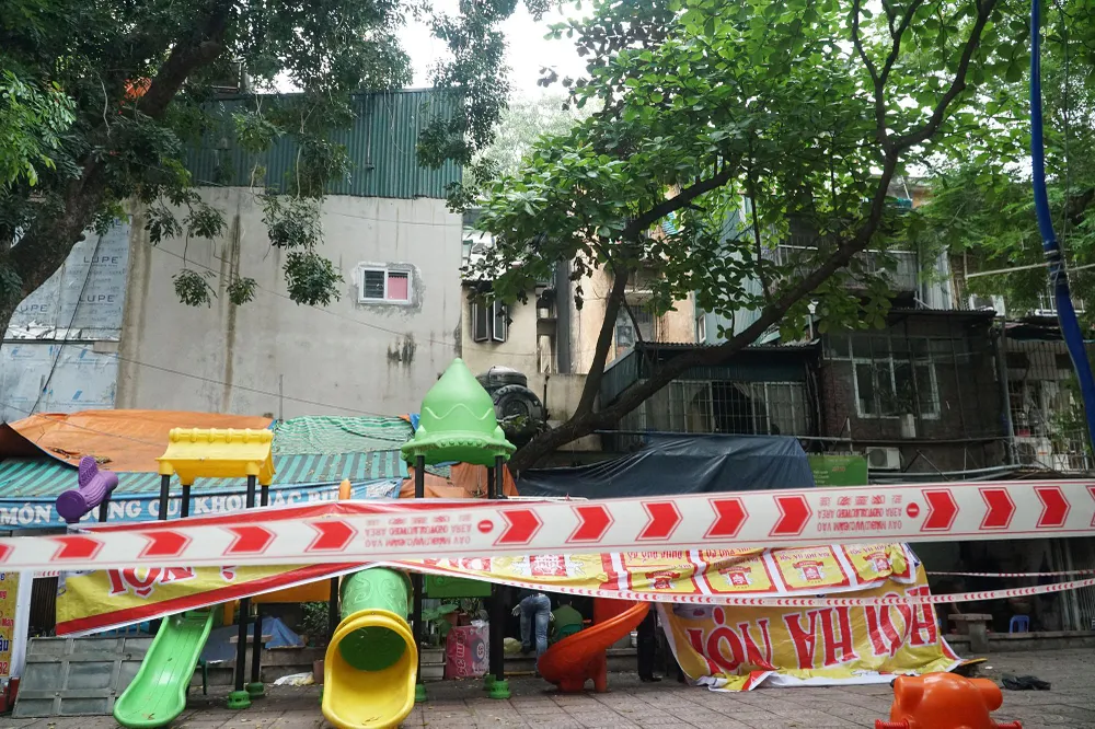 Theo cơ quan chức năng, vào lúc 1 giờ 13 rạng sáng cùng ngày, Trung tâm thông tin chỉ huy Công an TP Hà Nội nhận được tin báo xảy ra cháy tại nhà số 116 B9 Kim Liên, ngõ 65 Phạm Ngọc Thạch, phường Kim Liên, quận Đống Đa, Hà Nội. Theo cơ quan chức năng, vào lúc 1 giờ 13 rạng sáng cùng ngày, Trung tâm thông tin chỉ huy Công an TP Hà Nội nhận được tin báo xảy ra cháy tại nhà số 116 B9 Kim Liên, ngõ 65 Phạm Ngọc Thạch, phường Kim Liên, quận Đống Đa, Hà Nội.