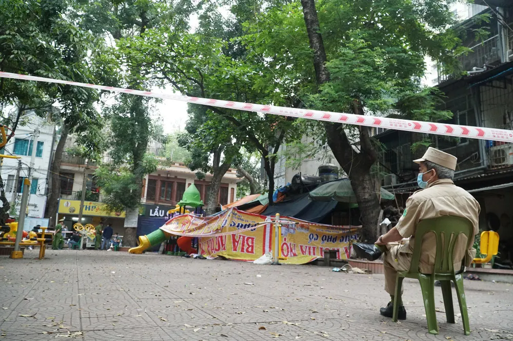 Đám cháy xảy ra tại tầng 1 của nhà dân, tiếp giáp nhà B9 tập thể Kim Liên, phường Kim Liên, quận Đống Đa. Tại khu vực cháy có hai người đã tự thoát sang mái nhà tầng 2 bên cạnh, lực lượng cảnh sát PCCC triển khai thang đưa hai người này từ mái nhà xuống vị trí an toàn. 5 người được xác định đã tử vong, trong đó bốn người chết tại hiện trường, một người chết tại bệnh viện. Ngoài ra, hai người khác bị thương. Đám cháy xảy ra tại tầng 1 của nhà dân, tiếp giáp nhà B9 tập thể Kim Liên, phường Kim Liên, quận Đống Đa. Tại khu vực cháy có hai người đã tự thoát sang mái nhà tầng 2 bên cạnh, lực lượng cảnh sát PCCC triển khai thang đưa hai người này từ mái nhà xuống vị trí an toàn. 5 người được xác định đã tử vong, trong đó bốn người chết tại hiện trường, một người chết tại bệnh viện. Ngoài ra, hai người khác bị thương.