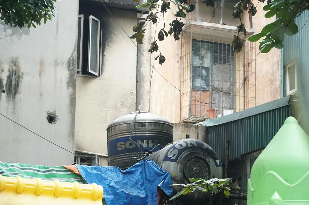 Một số người dân sinh sống cạnh đó cho biết, rạng sáng nay khi đang nằm ngủ thì nghe tiếng động mạnh. Một lúc sau, nghe tiếng tri hô "cháy, cháy, cứu tôi với...", sau đó cả căn nhà, khói bốc lên ngùn ngụt, lan cả xe máy. Một số người dân sinh sống cạnh đó cho biết, rạng sáng nay khi đang nằm ngủ thì nghe tiếng động mạnh. Một lúc sau, nghe tiếng tri hô "cháy, cháy, cứu tôi với...", sau đó cả căn nhà, khói bốc lên ngùn ngụt, lan cả xe máy.