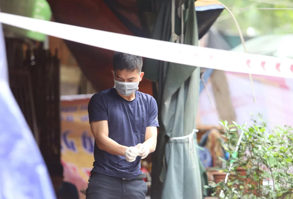 Cùng ngày, UBND TP. Hà Nội có văn bản hỏa tốc gửi Công an Thành phố, Sở Lao động - Thương binh, Xã hội và UBND quận Đống Đa về việc điều tra, xử lý hậu quả vụ hỏa hoạn tại phường Kim Liên, quận Đống Đa. Chủ tịch UBND TP. Hà Nội Chu Ngọc Anh giao Công an Thành phố chỉ đạo các đơn vị điều tra nguyên nhân vụ hỏa hoạn, xử lý nghiêm theo quy định pháp luật (nếu có vi phạm). Hiện, các cơ quan chức năng đang tiến hành điều tra, làm rõ nguyên nhân vụ hoả hoạn. Cùng ngày, UBND TP. Hà Nội có văn bản hỏa tốc gửi Công an Thành phố, Sở Lao động - Thương binh, Xã hội và UBND quận Đống Đa về việc điều tra, xử lý hậu quả vụ hỏa hoạn tại phường Kim Liên, quận Đống Đa. Chủ tịch UBND TP. Hà Nội Chu Ngọc Anh giao Công an Thành phố chỉ đạo các đơn vị điều tra nguyên nhân vụ hỏa hoạn, xử lý nghiêm theo quy định pháp luật (nếu có vi phạm). Hiện, các cơ quan chức năng đang tiến hành điều tra, làm rõ nguyên nhân vụ hoả hoạn.