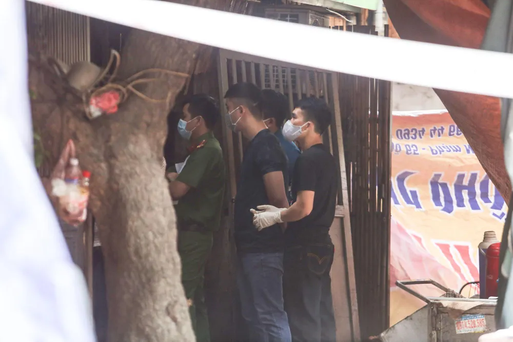 Sáng nay, lực lượng chức năng tổ chức khám nghiệm hiện trường. Sáng nay, lực lượng chức năng tổ chức khám nghiệm hiện trường.