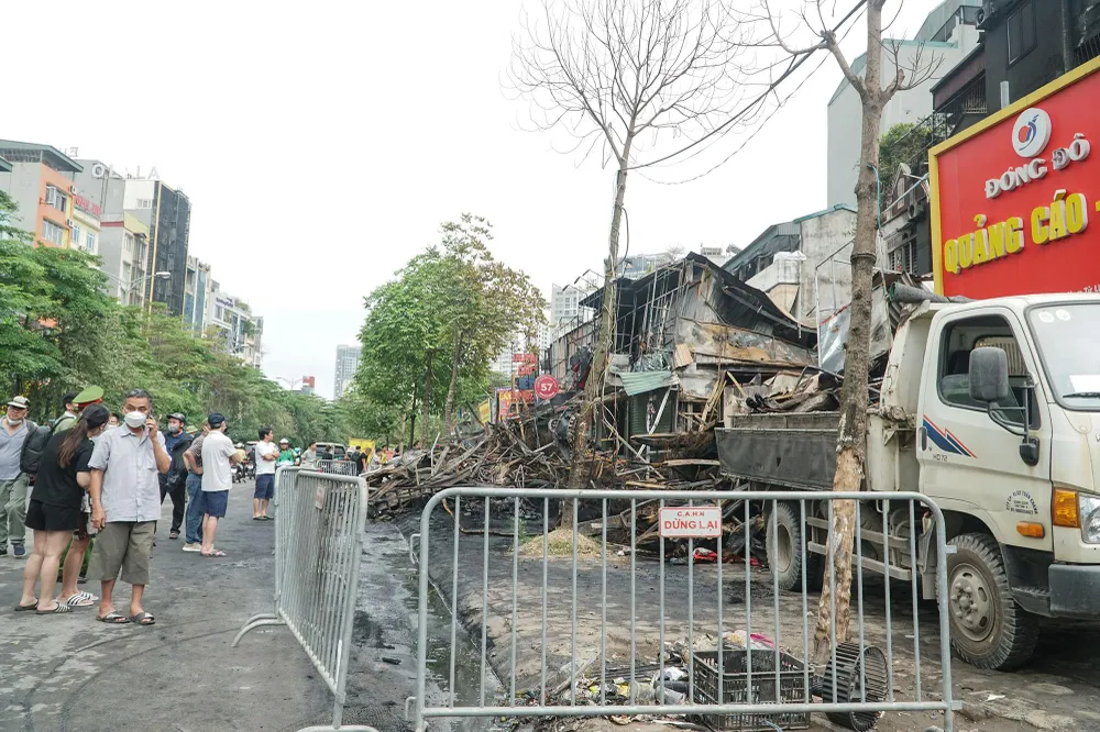 Lực lượng chức năng đã dùng barie để bảo vệ hiện trường, phục vụ cho công tác khám nghiệm hiện trường, điều tra nguyên nhân vụ cháy.