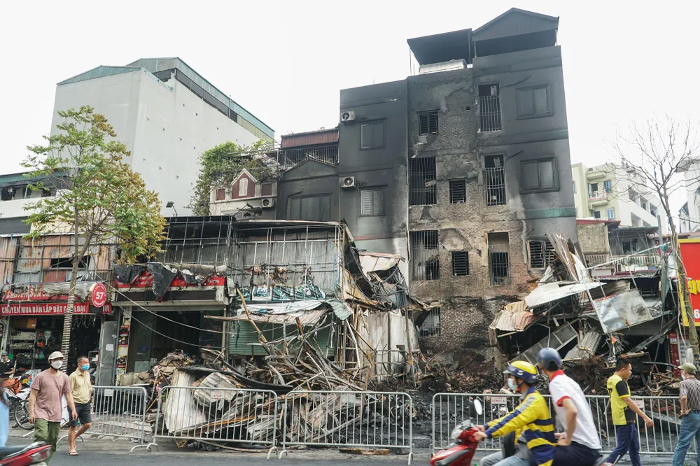 Theo ghi nhận vào sáng nay nhiều cửa hàng kinh doanh trên đường Nguyễn Hoàng, phường Mỹ Đình (Nam Từ Liêm, Hà Nội) đã bị ngọn lửa thiêu rụi sau vụ cháy lúc rạng sáng cùng ngày.