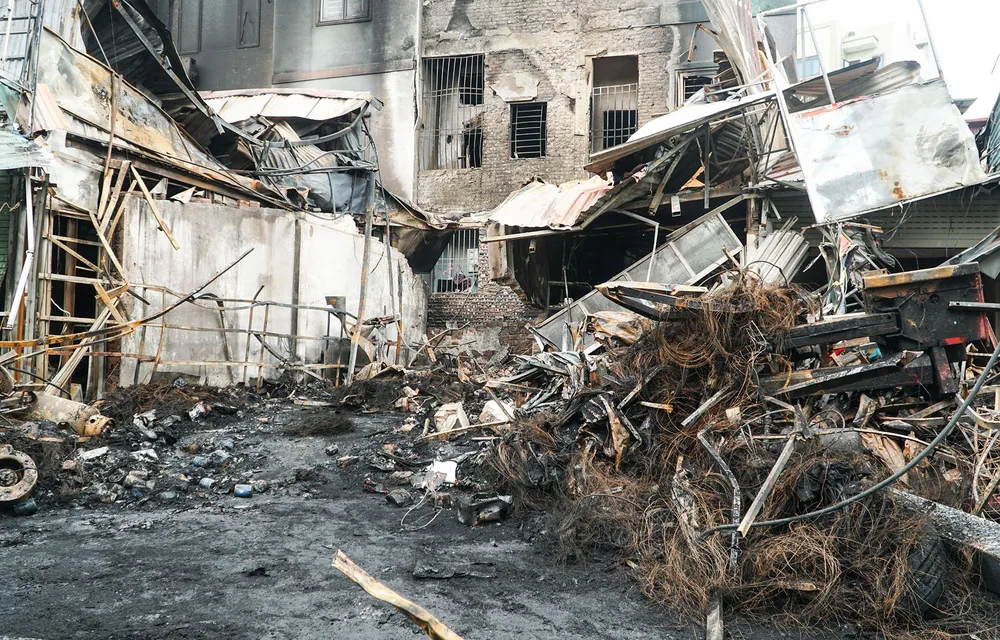 Trước đó, vào khoảng 2 giờ 50 sáng 27 - 4, Trung tâm chỉ huy 114 nhận được tin báo về một vụ hỏa hoạn. Ngay sau đó lực lượng chức năng đã tới hiện trường để tiến hành khoanh vùng đám cháy và dập lửa. Theo lực lượng chức năng cho biết, đám cháy xuất phát tại cửa hàng lốp ABM của ông Đỗ Văn Long (diện tích khoảng 35m2) sau đó lan sang 6 hộ xung quanh và tác động nhiệt vào mặt sau của một số ngôi nhà tại ngõ 20/80 đường Mỹ Đình.