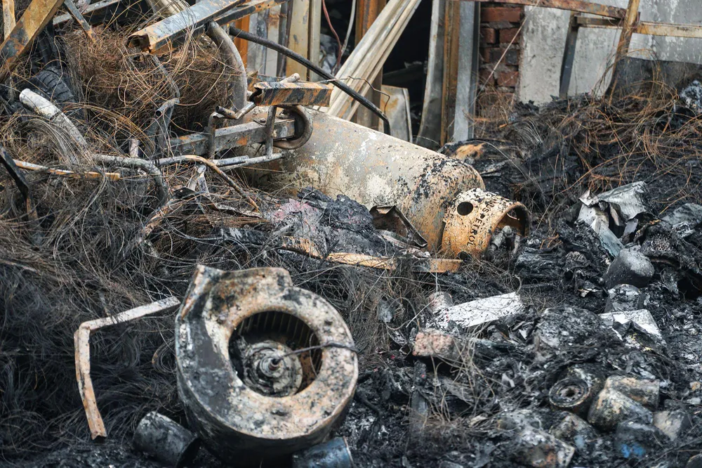 Ngọn lửa tại hiện trường cùng khói đen bốc lên dữ dội. Lúc này nhiều cư dân đang ngủ bị đánh thức bởi tiếng la hét, các gia đình hàng xóm vội tháo chạy ra ngoài.