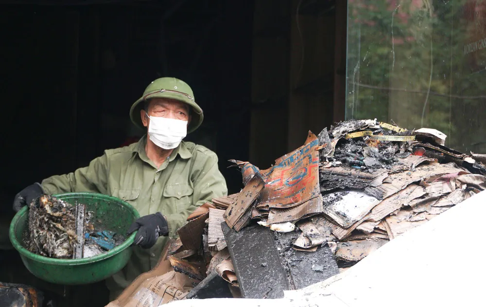 Trong sáng nay, các hộ dân ở đây tiến hành dọn dẹp hiện trường sau đám cháy.