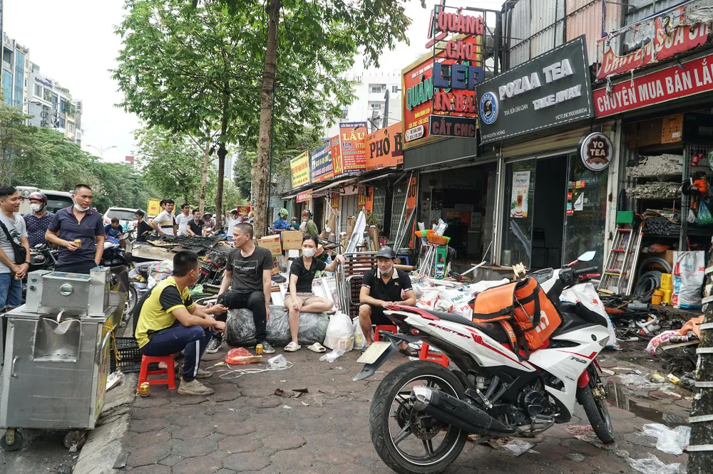 &quot;Các con cháu tôi đang ở đây, thời điểm này chúng nó chỉ kịp thoát ra ngoài và gọi cửa những hộ dân bên cạnh, tất cả đều bị lửa ghé qua, không ai kịp chạy gì hết&quot;- ông Trường một người dân chia sẻ.