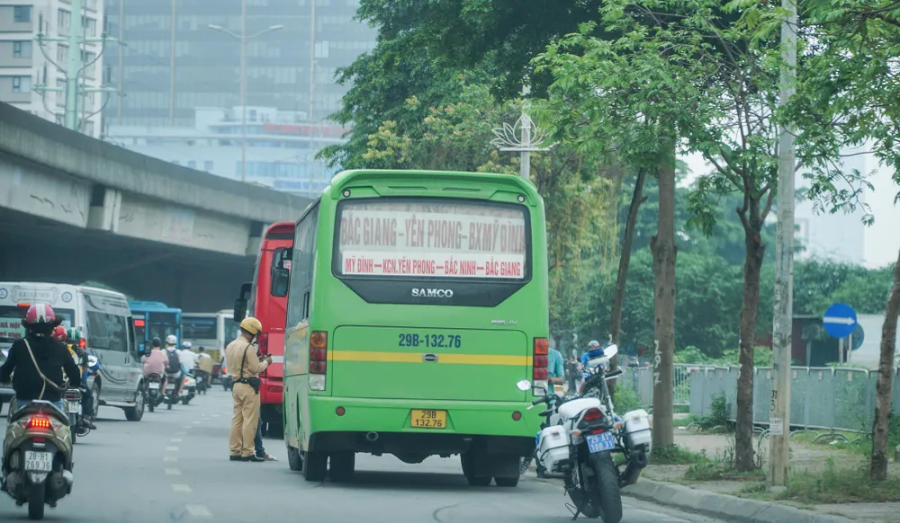 Thiếu tá Trần Quang Chinh, Đội phó Đội CSGT số 6, Phòng CSGT Hà Nội cho biết, hầu hết các nhà xe đều là xe hợp đồng, họ thường dừng đỗ để nhận chuyển hàng hóa, đặc biệt trong dịp nghỉ lễ 30 - 4 và 1 - 5, nhu cầu đi lại và vận chuyển lại càng nhiều. Khi lực lượng chức năng đi qua dọc tuyến đường trên, hoặc chuẩn bị ra xử lý đều sẽ có “cò” báo cho nhà xe.