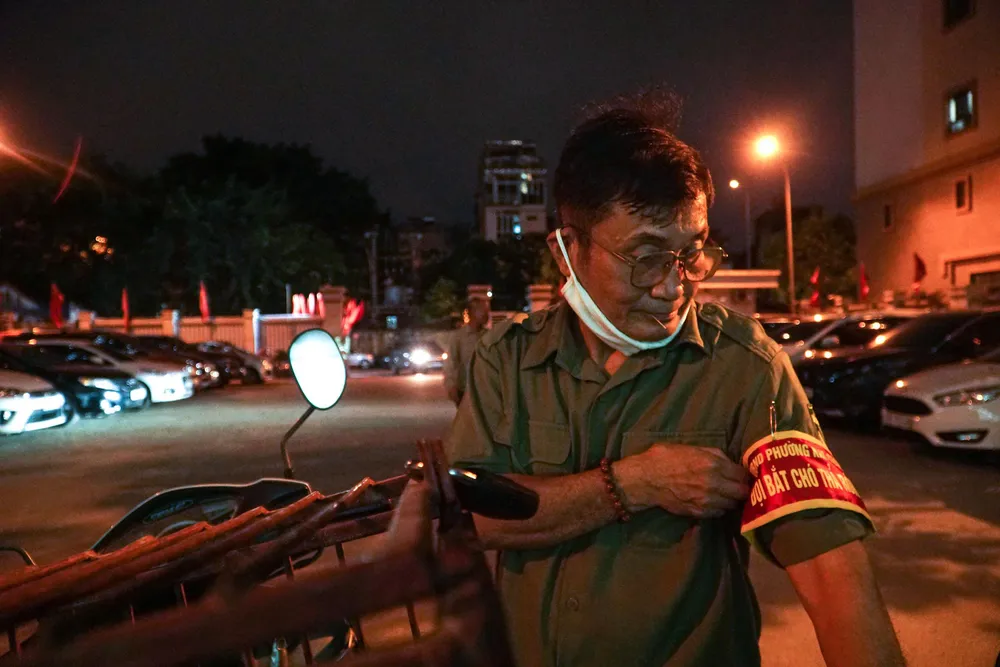 Ông Bắc là đội trưởng của đội bắt chó thả rông, do UBND phường Kim Giang lập từ ba năm nay.