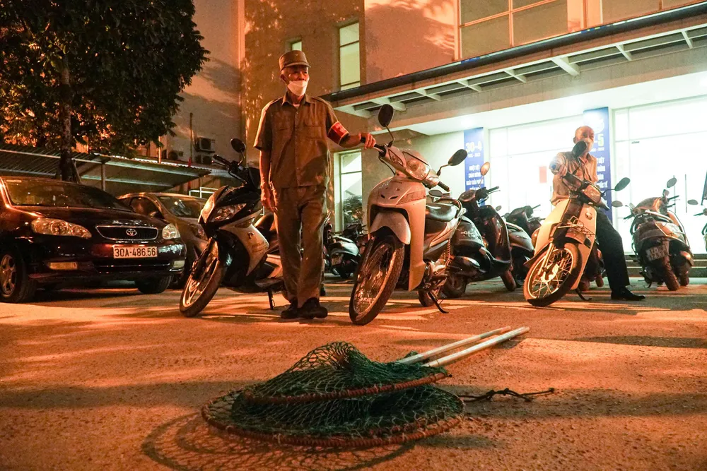 Các thành viên trong đội bắt chó thả rông trước khi tham gia nhiệm vụ đều được hỗ trợ tiêm phòng dại và được hướng dẫn kinh nghiệm xử lý để tránh bị chó cắn.