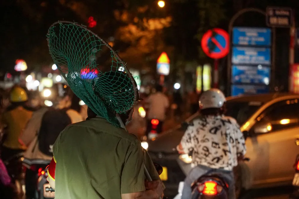 Đội đi bắt chó thả rông tiến hành đi khắp các con đường, ngõ, phố... trên địa bàn phường để tuần tra.