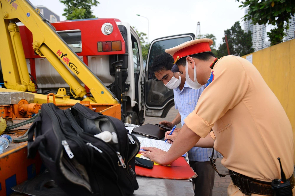 Nhiều lái xe cho biết, do ảnh hưởng của dịch bệnh, việc làm ăn bị ảnh hưởng, do đó 'làm liều', bất chấp vi phạm.