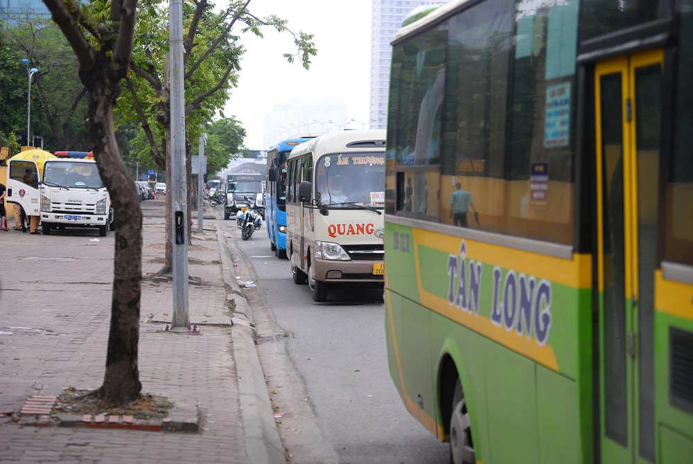 “Nhiều nhà xe khi biết lực lượng chức năng đang xử lý họ vòng qua tuyến đường khác, chờ đợi CSGT đi qua họ sẽ vòng trở lại, điều này gây khó khăn cho công tác xử lý… ”- Thiếu tá Chinh nói.