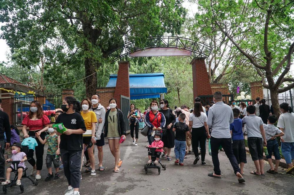 Ghi nhận tại Công viên Thủ Lệ (Hà Nội) vào dịp nghỉ lễ 30 - 4 và 1 - 5, nhiều người đã đưa gia đình tới đây để tham quan, trải nghiệm.