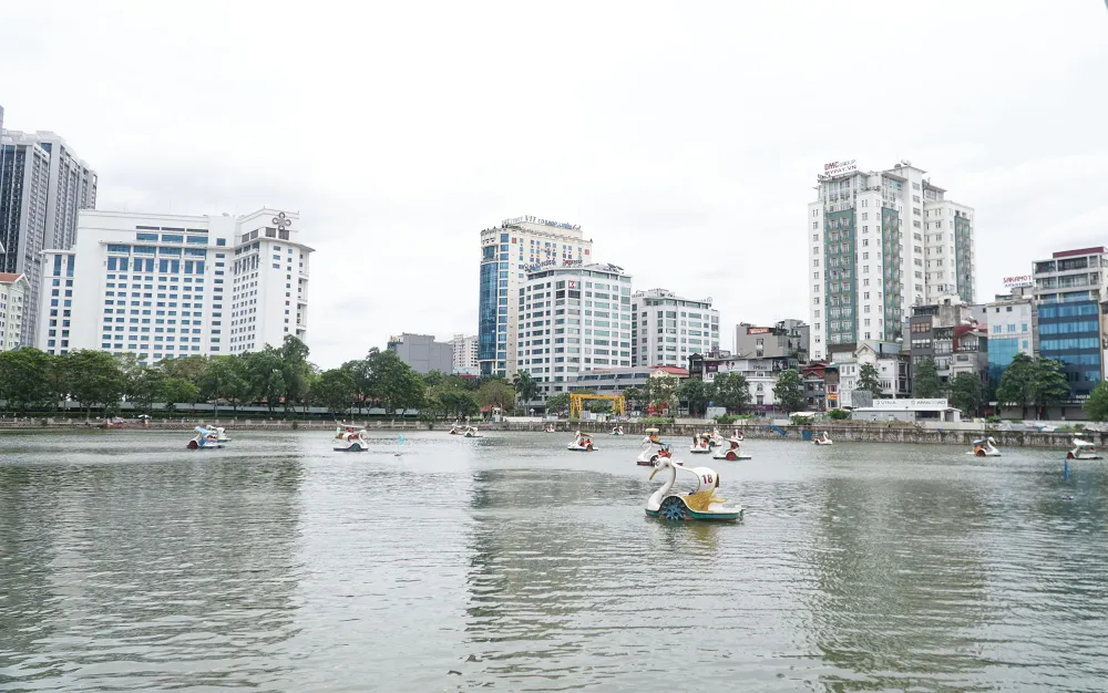 Tại hồ Thủ Lệ, các hoạt động như đạp vịt, bóng nước đều thu hút sự chú ý của người dân.