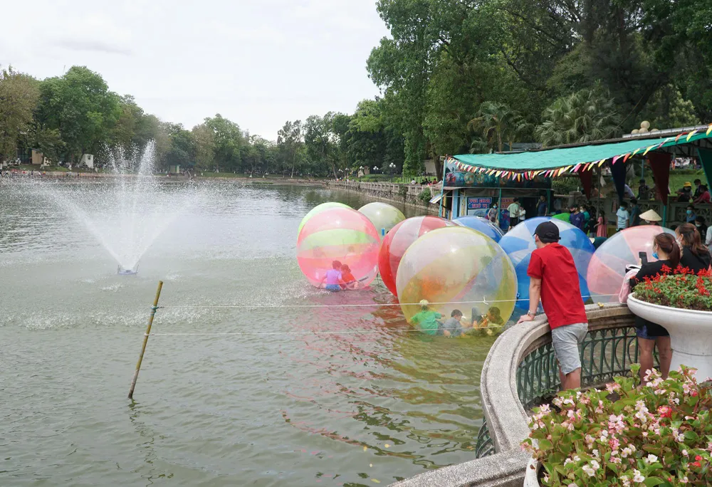 Kỳ nghỉ lễ năm nay kéo dài 4 ngày, đây là cơ hội để nhiều gia đình có dịp sum vầy, cùng nhau đi chơi, đi mua sắm sau những ngày làm việc, học tập vất vả.