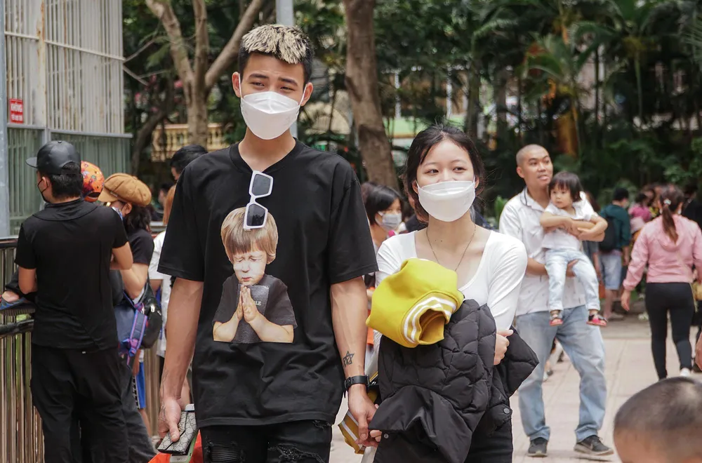 Các lối đi bên trong Công viên Thủ Lệ đều khá đông người.