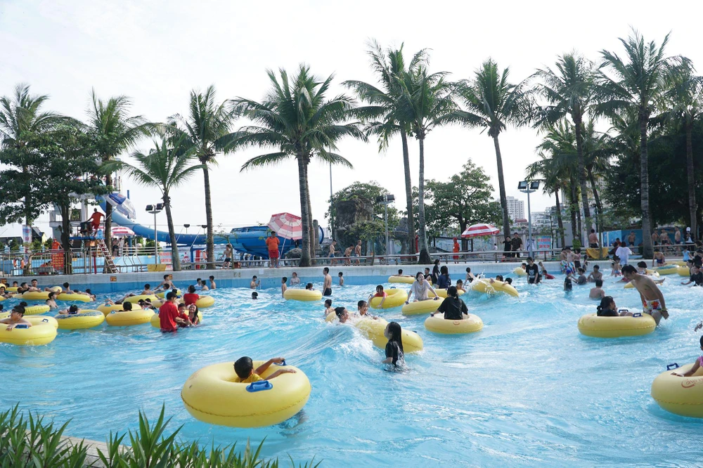 Dịp nghỉ lễ 30 - 4 và 1 - 5 là cơ hội để nhiều gia đình sum vầy, cùng đi chơi, mua sắm sau những ngày làm việc vất vả.