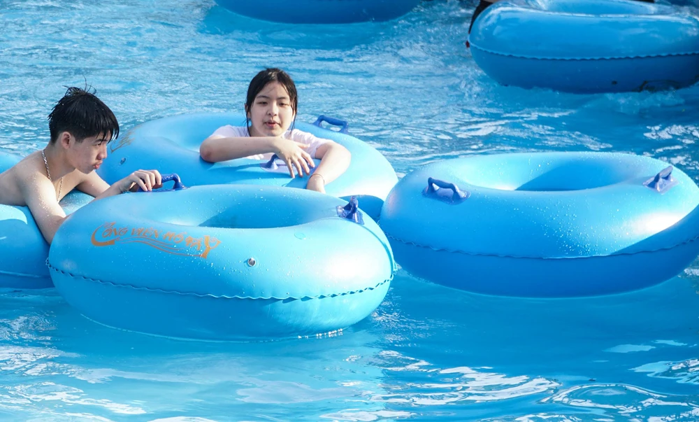 Ngày đầu tiên của kỳ nghỉ lễ lượng khách có phần nhỉnh hơn với gần 1 vạn người.