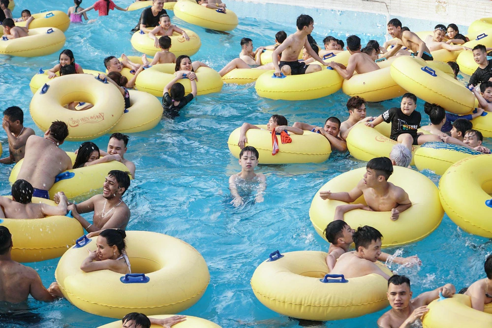Từ người lớn, trẻ nhỏ đều thỏa sức nô đùa trong nước.