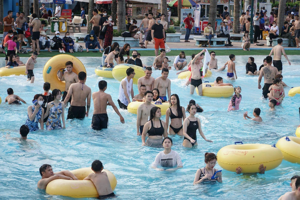 Thay vì chọn về quê hoặc những chuyến đi xa, nhiều người dân lựa chọn ở lại các thành phố lớn cùng gia đình.