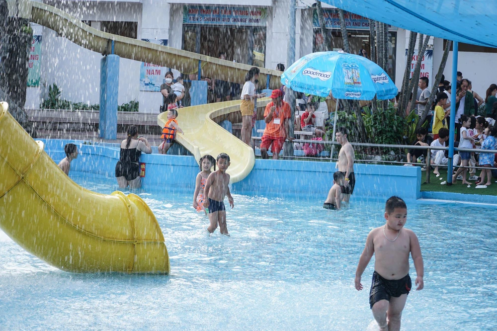 Cha mẹ cùng con cái cùng thỏa sức nô đùa tại công viên nước Hồ Tây.